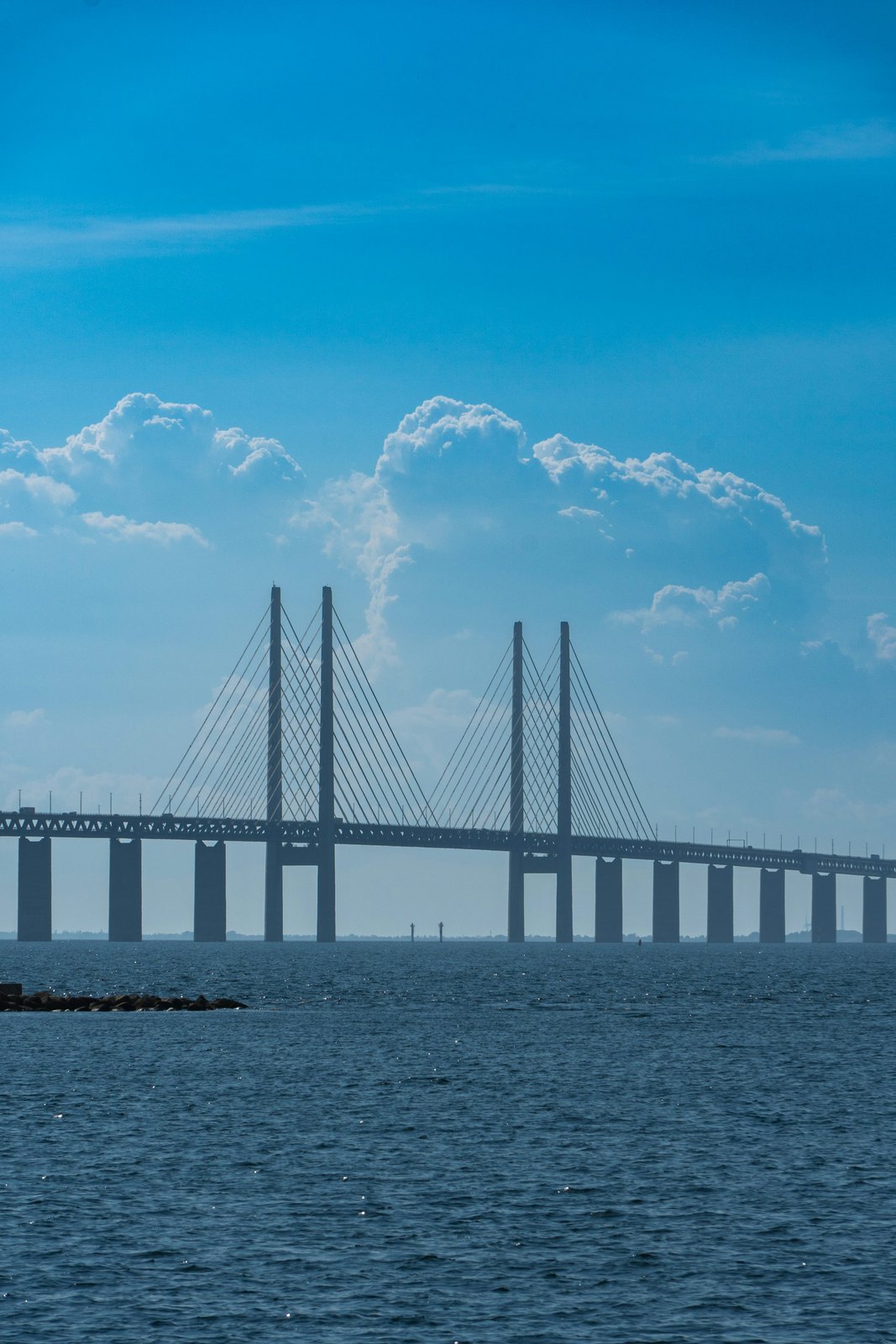 Øresundsbroens pyloner og vej set fra kysten ved Malmö.